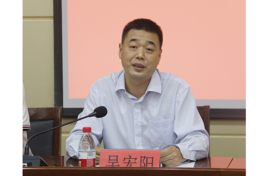 鄭州大學(xué)副校長(zhǎng)、校體委主任吳宏陽(yáng)在儀式上致辭