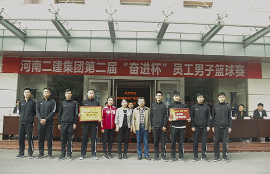 集團(tuán)公司領(lǐng)導(dǎo)與組織獎團(tuán)隊合影留念