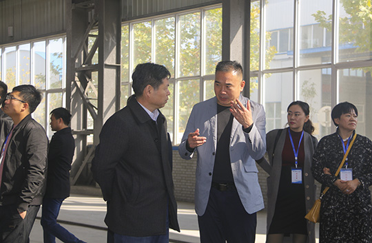 肖處長一行參觀重鋼車間并與集團公司副總經理都宏全交流鋼結構加工工藝