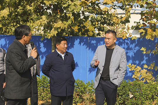 肖處長一行察看PC構件并與集團公司黨委書記張會民交流清水混凝土技術應用