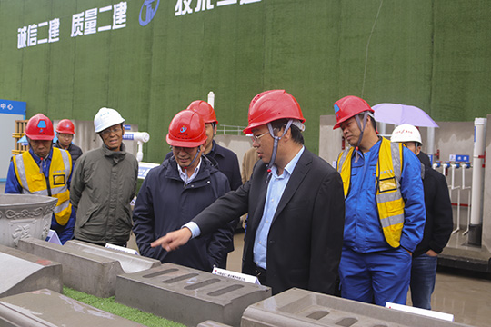 河南省住建廳副廳長鞏魁生、建管處處長千戰(zhàn)應、副處長郭歌舞視察現(xiàn)場