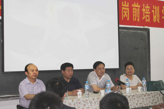 公司總經(jīng)理牛小昌、黨委書(shū)記張會(huì)民到場(chǎng)與大學(xué)生親切交流
