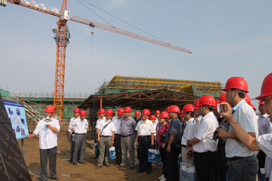 在石島灣核電廠現(xiàn)場參觀學習清水混凝土模板施工工藝