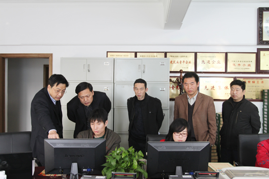 ??偤拖嚓P(guān)部門領(lǐng)導在察看實施人員錄入檔案條目