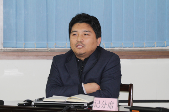 集團(tuán)公司總工程師王慶偉在會上與大家親切交流