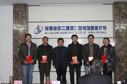 總工程師王慶偉與QC成果二等獎獲得者合影