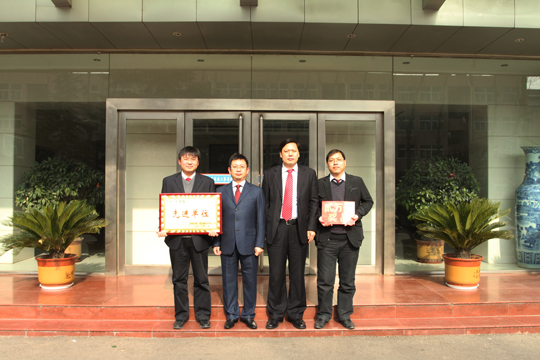 董事長黃道元、總經(jīng)理牛小昌和第七分公司有關(guān)領(lǐng)導(dǎo)合影留念