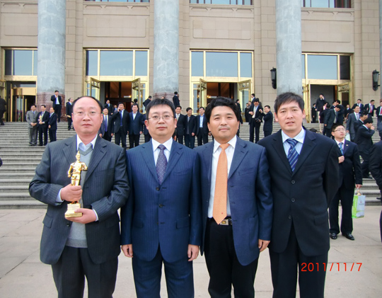 董事長(zhǎng)黃道元和總工程師王慶偉、項(xiàng)目經(jīng)理雒加巖、李海峰在人民大會(huì)堂前合影