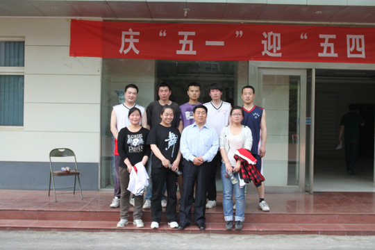 集團公司黨委書記張會民和新鄉(xiāng)辦公區(qū)冠軍隊合影