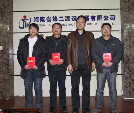 公司總工程師陳建中與技術(shù)論文一等獎(jiǎng)合影