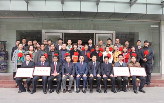 工會主席翟武漢宣布《表彰2012年度先進(jìn)單位和先進(jìn)個(gè)人的決定》