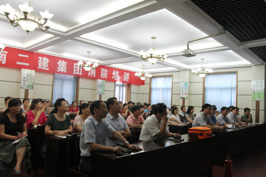 與會(huì)人員專心聽講
