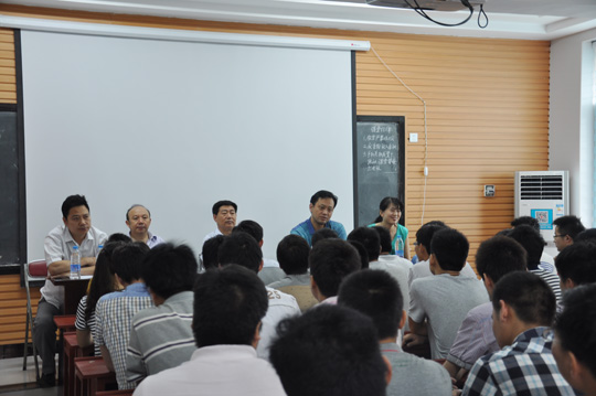 公司領(lǐng)導(dǎo)參加新員工培訓(xùn)會(huì)，對(duì)新員工提出要求和希望