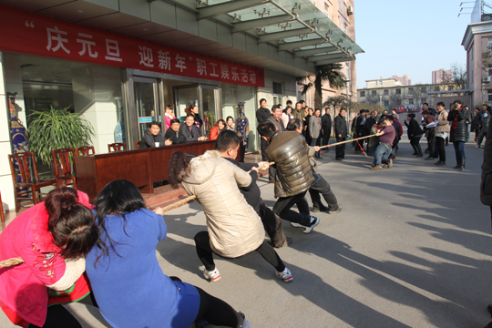 拔河比賽競爭激烈、勢均力敵