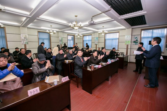 股東熱烈鼓掌通過各項決議