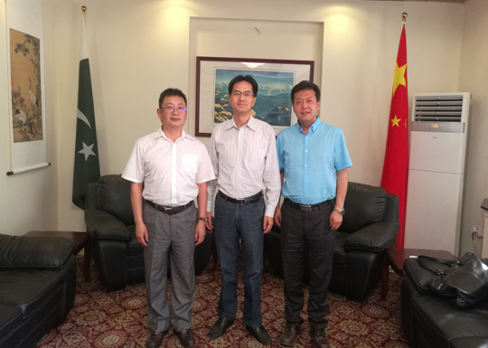 董事長(zhǎng)、崔總與中國駐拉合爾總領(lǐng)事館王大學(xué)領(lǐng)事合影