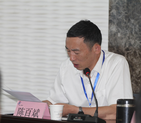 黨委副書記陳百斌在會(huì)上宣讀表彰決定