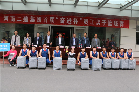 集團公司領(lǐng)導與冠軍團隊合影留念
