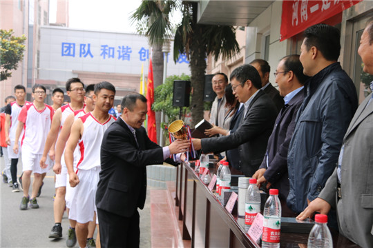 集團公司董事長黃道元等領(lǐng)導為獲獎團隊頒獎
