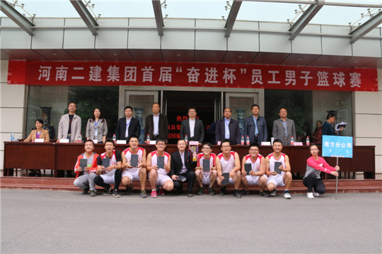 集團公司領(lǐng)導與冠軍團隊合影留念
