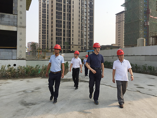 集團(tuán)公司董事長(zhǎng)黃道元陪同千處長(zhǎng)察看施工現(xiàn)場(chǎng)