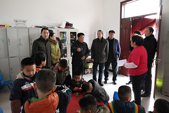 集團(tuán)公司總部志愿者們察看幼兒活動(dòng)室