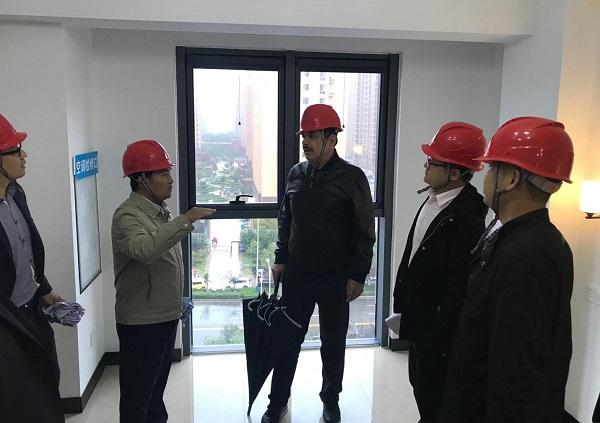 01集團(tuán)副董事長王慶偉向卡馬爾一行講解守拙園公寓樣板間.jpg 01集團(tuán)副董事長王慶偉向卡馬爾一行講解守拙園公寓樣板間.jpg