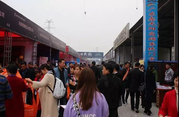 1展會現(xiàn)場參觀人員川流不息.jpg 1展會現(xiàn)場參觀人員川流不息.jpg