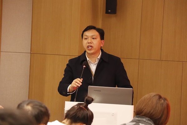 6、集團(tuán)公司總工程師蘇群山主持會(huì)議 .JPG