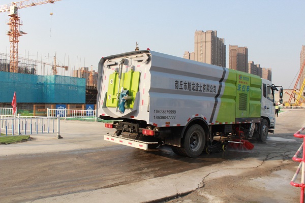 05、專業(yè)機械清掃道路.JPG 05、專業(yè)機械清掃道路.JPG