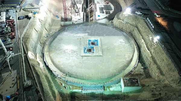 04、3#歐羅倉基礎底板順利澆筑完成.JPG 04、3#歐羅倉基礎底板順利澆筑完成.JPG