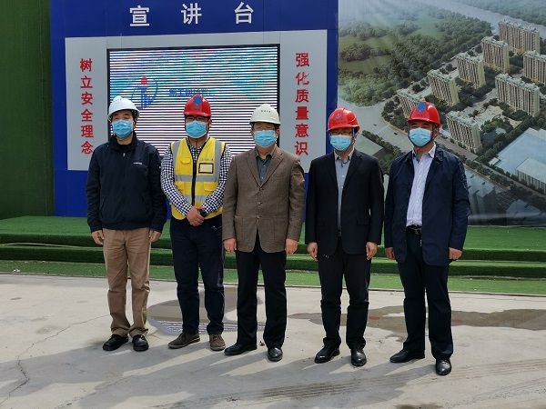 鄭州大學(xué)校長(zhǎng)劉炯天與項(xiàng)目主要參建人員合影留念.jpg