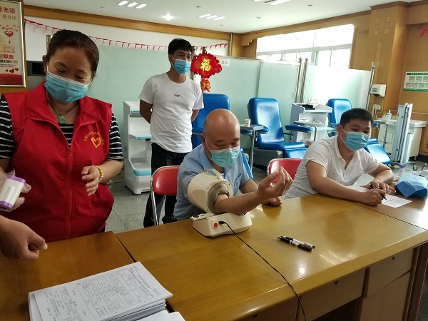 獻(xiàn)血員工正在進(jìn)行血壓和血常規(guī)檢查.jpg 獻(xiàn)血員工正在進(jìn)行血壓和血常規(guī)檢查.jpg