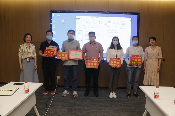 集團(tuán)公司辦公室主任張嵐、工會(huì)副主席婁梅月為微視頻大賽獲獎(jiǎng)單位頒獎(jiǎng).JPG 集團(tuán)公司辦公室主任張嵐、工會(huì)副主席婁梅月為微視頻大賽獲獎(jiǎng)單位頒獎(jiǎng).JPG
