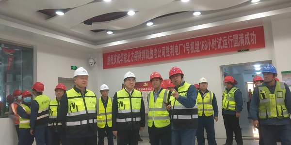 集團公司副總經(jīng)理賈建龍與北方聯(lián)合電力公司董事長李向良、基建副總李悅、北方錫林浩特?zé)犭姽径麻L李文東在移交現(xiàn)場親切交流.jpg 集團公司副總經(jīng)理賈建龍與北方聯(lián)合電力公司董事長李向良、基建副總李悅、北方錫林浩特?zé)犭姽径麻L李文東在移交現(xiàn)場親切交流.jpg