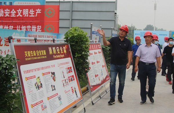 分公司經(jīng)理董書立向新鄉(xiāng)市住建局副局長王曉河介紹項目安全教育設(shè)施.jpg 分公司經(jīng)理董書立向新鄉(xiāng)市住建局副局長王曉河介紹項目安全教育設(shè)施.jpg