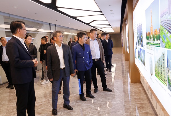 首期河南省民營企業(yè)素質(zhì)提升工程研修班企業(yè)家一行參觀集團公司總部.jpg 首期河南省民營企業(yè)素質(zhì)提升工程研修班企業(yè)家一行參觀集團公司總部.jpg