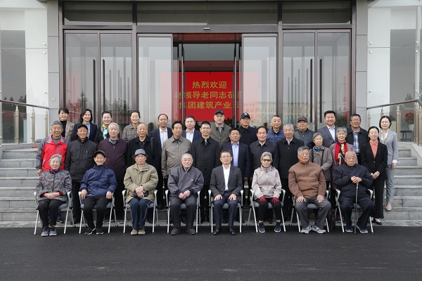 集團公司領導和老同志們合影留念.jpg