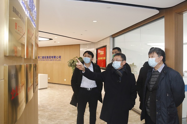 同濟大學(xué)教授、博士生導(dǎo)師李國強一行參觀集團總部走廊展區(qū).jpg 同濟大學(xué)教授、博士生導(dǎo)師李國強一行參觀集團總部走廊展區(qū).jpg