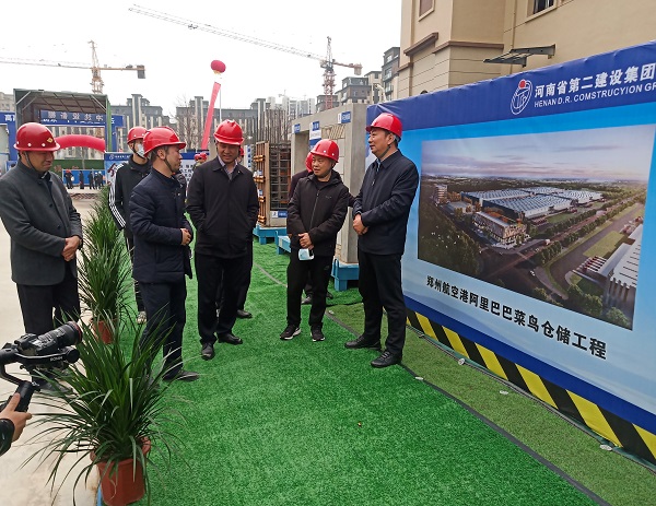 鶴壁市住建局局長常文君視察項目現(xiàn)場安全質(zhì)量標準化建設(shè)情況.jpg 鶴壁市住建局局長常文君視察項目現(xiàn)場安全質(zhì)量標準化建設(shè)情況.jpg