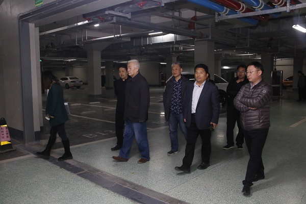 驗收委員會專家察看地下車庫.JPG 驗收委員會專家察看地下車庫.JPG