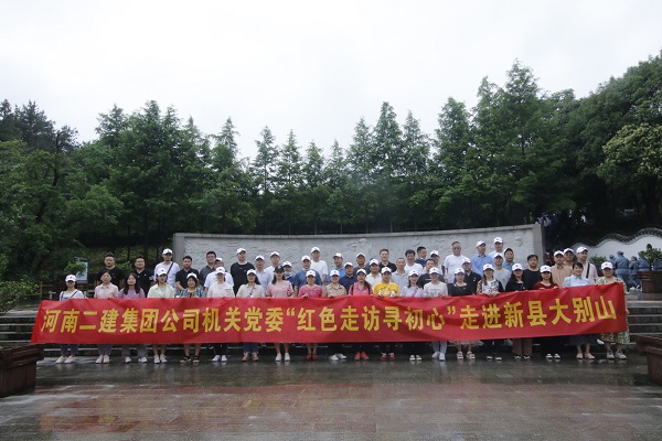 12、在將軍紀(jì)念廣場(chǎng)合影留念.JPG 12、在將軍紀(jì)念廣場(chǎng)合影留念.JPG