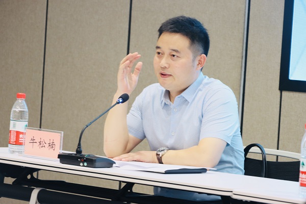 2、河南省建筑勞務管理辦公室人事科科長牛松楠發(fā)表講話.jpg 2、河南省建筑勞務管理辦公室人事科科長牛松楠發(fā)表講話.jpg