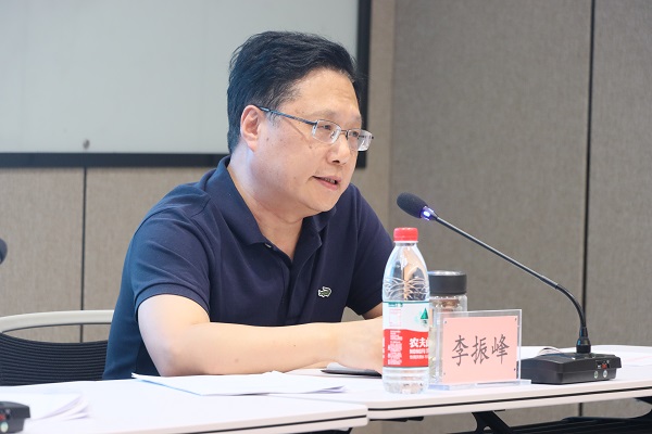 3、河南省建筑勞務管理辦公室勞務科科長李振峰發(fā)表講話.jpg 3、河南省建筑勞務管理辦公室勞務科科長李振峰發(fā)表講話.jpg