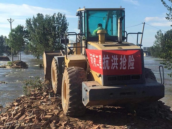 3、項(xiàng)目抗洪搶險(xiǎn)突擊隊(duì)在浚縣小河鄉(xiāng)王灣村,封堵河道決口.jpg 3、項(xiàng)目抗洪搶險(xiǎn)突擊隊(duì)在??h小河鄉(xiāng)王灣村,封堵河道決口.jpg