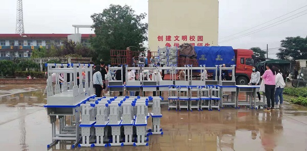 5、向三十九中捐贈的課桌椅運抵學(xué)校.jpg 5、向三十九中捐贈的課桌椅運抵學(xué)校.jpg