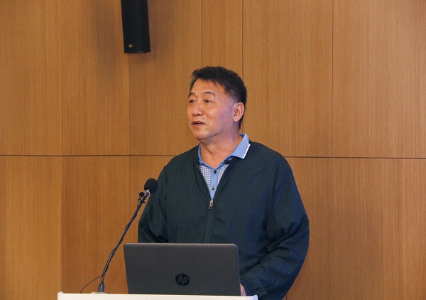 全國工商聯(lián)民營企業(yè)社會(huì)責(zé)任課題組專家、河南省企業(yè)社會(huì)責(zé)任促進(jìn)中心黨支部書記、副主任張國存進(jìn)行評(píng)價(jià).jpg 全國工商聯(lián)民營企業(yè)社會(huì)責(zé)任課題組專家、河南省企業(yè)社會(huì)責(zé)任促進(jìn)中心黨支部書記、副主任張國存進(jìn)行評(píng)價(jià).jpg