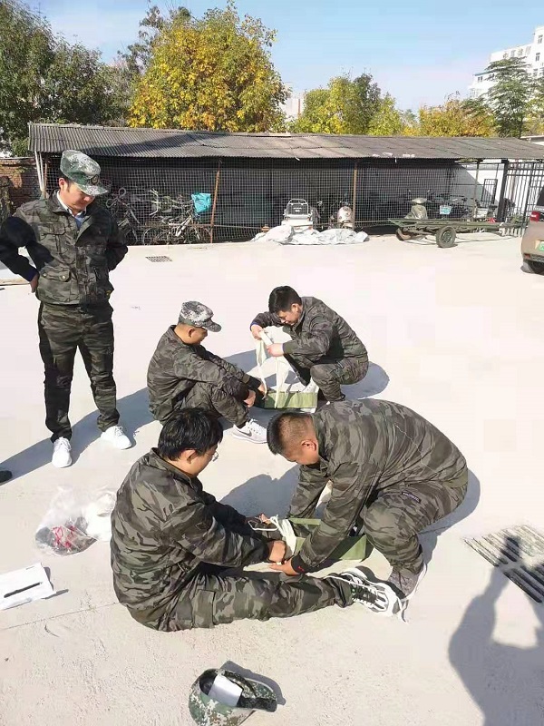 4.認真練習傷員包扎.jpg