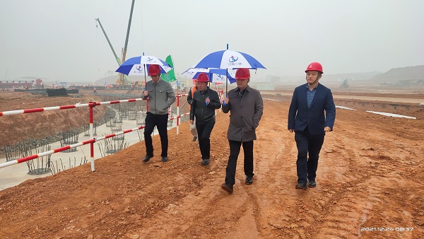 集團公司董事、副總經理崔向軍視察施工現(xiàn)場.jpg