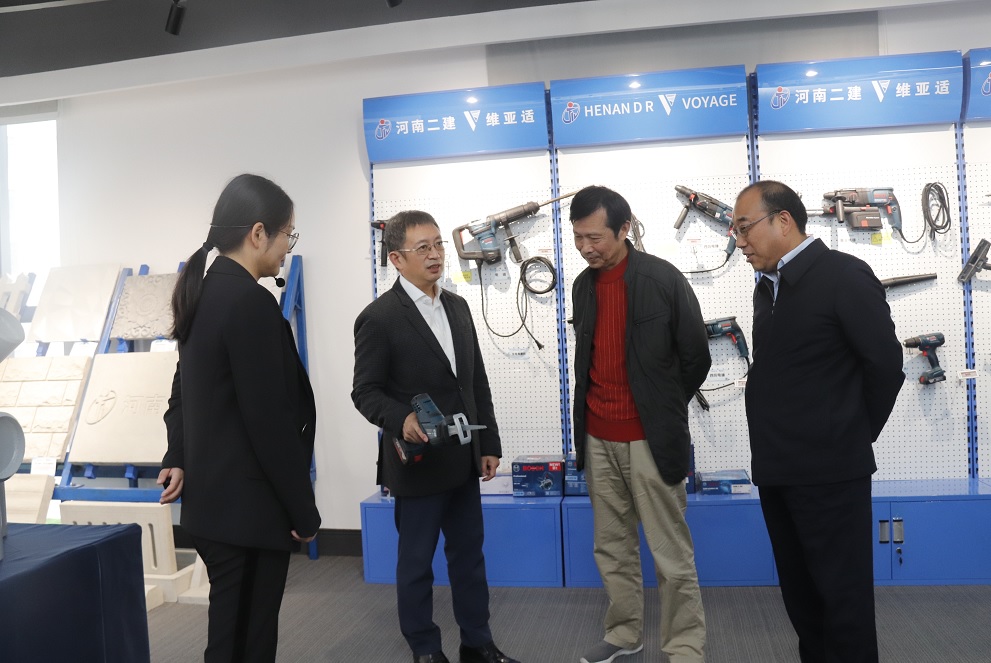 集團公司董事長黃道元示范新型工器具操作方法.jpg 集團公司董事長黃道元示范新型工器具操作方法.jpg